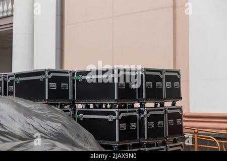 Boxen für musikalische Ausrüstung. Transportkoffer. Boxen für Konzertausrüstung. Organisation der Parteien. Behälter auf Rädern. Technik für Konzerte. Fall f Stockfoto