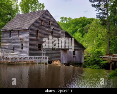 Raleigh, North Carolina, USA - 1. Mai 2022: Die historische Yates-Mühle, die noch heute in Betrieb ist und über 200 Jahre alt ist, befindet sich in Wake County Stockfoto
