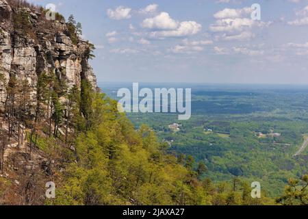 Die Pilot Mountains, 2421 Meter über dem Meeresspiegel, sind das, was von der alten Kette des Sauratown Mountain übrig bleibt. Stockfoto