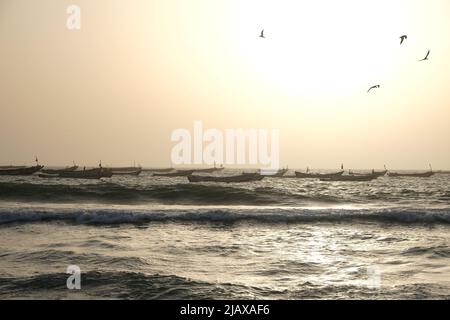 Fischerboote im Atlantischen Ozean direkt vor Nouakchott auf dem afrikanischen Kontinent Stockfoto