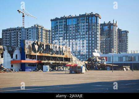 Irpin, Ukraine - 28. Mai 2022: Einkaufszentrum nach dem Schuss des russischen Militärs. Stockfoto