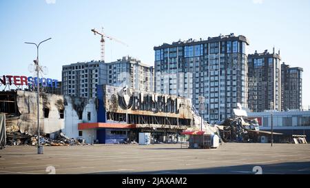 Irpin, Ukraine - 28. Mai 2022: Einkaufszentrum nach dem Schuss des russischen Militärs. Stockfoto