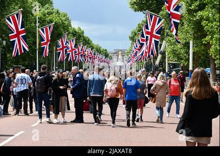 London, Großbritannien. 1. Juni 2022. Vor dem Platin-Jubiläum der Königin versammelten sich heute in der Mall Menschenmengen. Kredit: michael melia/Alamy Live Nachrichten Stockfoto