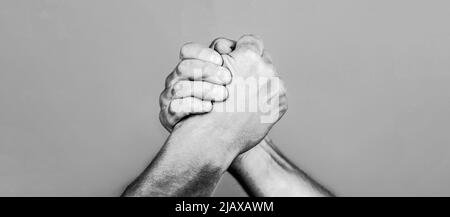 Zwei Männer Armringen. Armdrücken. Nahaufnahme. Freundlicher Händedruck, Freundschaftsgrüße, Teamarbeit, Freundschaft. Handschlag, Waffen, Freundschaft. Hand Stockfoto