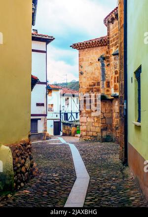 Straßen traditioneller Architektur in der Stadt Covarrubias, Burgos, Spanien. Stockfoto