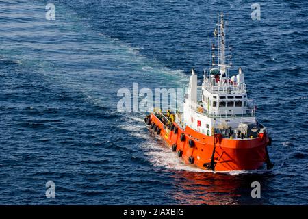 Ölbohrinseln mit Versorgungsboot für den Transport von Menschen oder Materialien zu nahe gelegenen Bohrinseln, Südchinesisches Meer, Malaysia Stockfoto