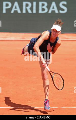 Paris, Frankreich. 1.. Juni 2022; Roland Garros, French Open Tennisturnier: Veronika Kudermetova dient Daria Kasatkina Kredit: Action Plus Sports Images/Alamy Live News Stockfoto