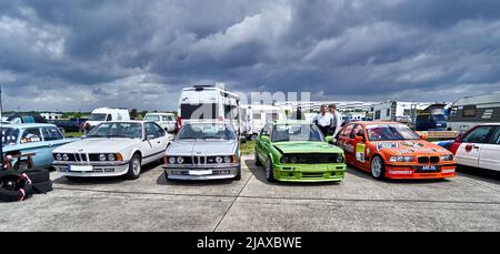 Hildesheim, 21. Mai 2022: Stellen Sie klassische BMW Tourenwagen im Fahrerlager für ein Rennevent mit klassischen Automobilen auf Stockfoto