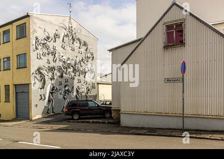 Der britische Muralist Phlegm hat das Werk 'Time to Scream and Shout' (Masquerade) in Reykjavik am Ægisgata 7 in Reykjavik, Island, geschaffen Stockfoto