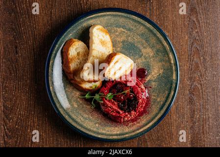 Entenpastete wird auf einem Teller mit frischem Toast serviert Stockfoto