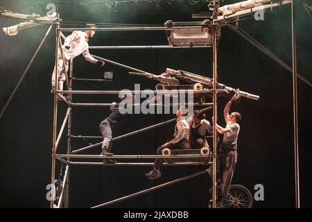 Sadlers Wells Pfau Theater, London, Großbritannien. 1. Juni 2022. Machine de Cirque ist ein Zirkusunternehmen mit Sitz in Québec City, das eine poetische und humorvolle Produktion inszeniert, in der sich sechs Jungs allein auf der Welt befinden. In einem Universum ohne Frauen und Computer lassen sie sich leicht von ihren Fantasieflügen ablenken und teilen ein besonderes Talent dafür, sich in schwierige Situationen zu begeben. Quelle: Malcolm Park/Alamy Live News Stockfoto