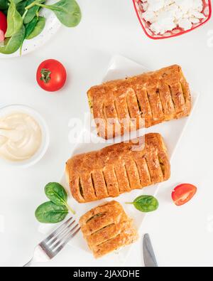 Herzhaftes Gebäck mit Quark und Spinat Stockfoto