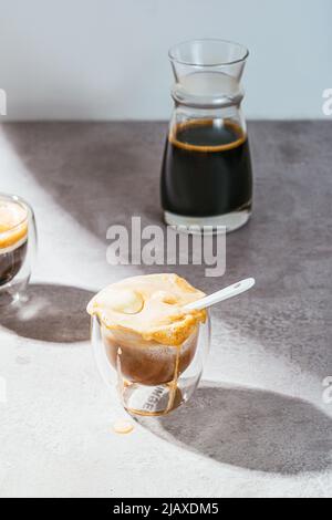 tasse Espresso mit Eis Stockfoto