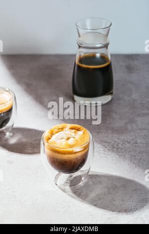 Kaffee mit Eis auf dem Tisch Stockfoto