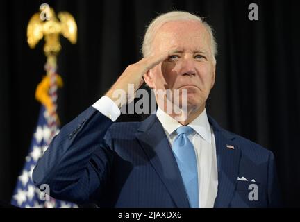 Washington, Usa. 01.. Juni 2022. Präsident Joe Biden begrüßt am Mittwoch, den 1. Juni 2022, während einer Zeremonie zur Befehlsänderung der US-Küstenwache im Hauptquartier der Küstenwache in Washington, DC. Foto von Bonnie Cash/Pool/Sipa USA Kredit: SIPA USA/Alamy Live News Stockfoto