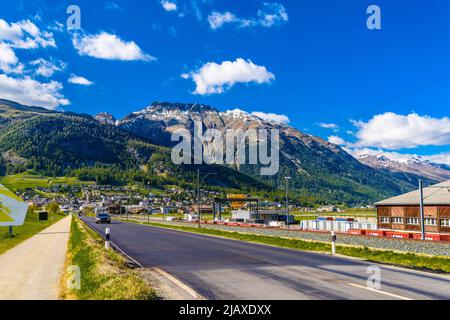 Straße mit Alpenbergen, Samedan, Maloja, Graubünden, Schweizl Stockfoto