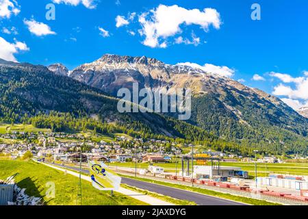 Straße mit Alpenbergen, Samedan, Maloja, Graubünden, Schweizl Stockfoto