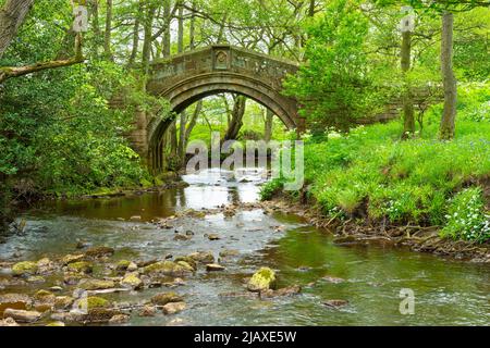 Hunters Sty Bridge eine alte Packhorse-Brücke aus dem 14.. Jahrhundert (1874 restauriert) im Westerdale North York Moors National Park North Yorkshire England Stockfoto