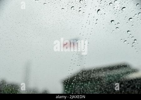 Stock-Fotos von Tropical Storm Elsa aus dem Jahr 2021 Drenching Newport, Rhode Island. Blick auf Regen und amerikanische Flagge auf der Windschutzscheibe während eines Sturms. Stockfoto