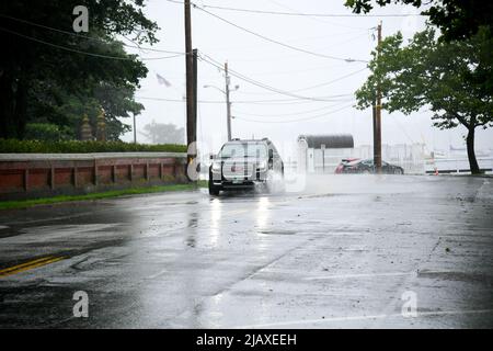 Stock-Fotos von Tropical Storm Elsa aus dem Jahr 2021 Drenching Newport, Rhode Island. Autos fahren durch Hochwasser am Eingang zur Insel Aquidneck. Stockfoto