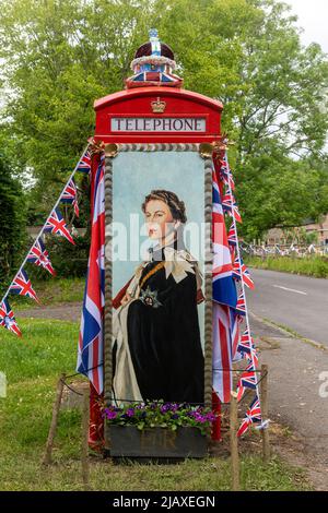 Rote Telefonbox für das Queens Platinum Jubilee im Dorf Compton in Surrey, England, Großbritannien Stockfoto