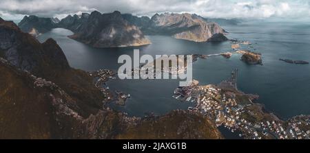 Die fantastische Aussicht von Reinebringen per Drohne. Lofoten Islands, Norwegen Stockfoto