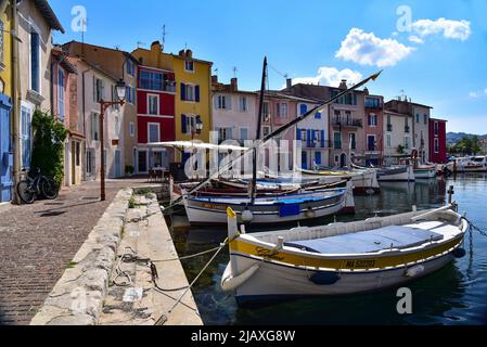 Fischerboote bei Quai Brescon in Martigues in Südfrankreich, Departement Bouches-du-Rhône, Region Provence-Alpes-Côte d'Azur, Frankreich, Europa Stockfoto