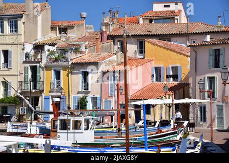 Fischerboote bei Quai Brescon in Martigues in Südfrankreich, Departement Bouches-du-Rhône, Region Provence-Alpes-Côte d'Azur, Frankreich, Europa Stockfoto