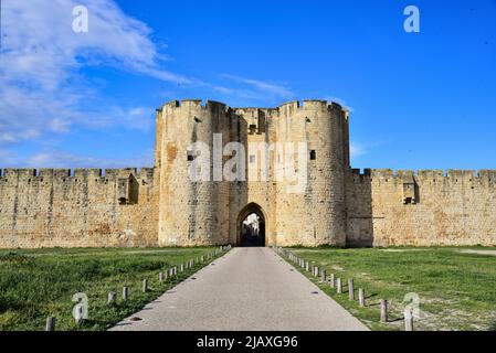 Historische Stadtmauer der Stadt Aigues-Mortes in der Camargue, Departement Gard, Ozitanien, Frankreich, Europa Stockfoto