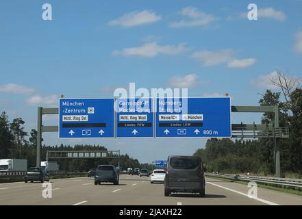 Straßenschild auf der Autobahn und der Platz in deutscher Sprache als münchen City oder nürnberg und mehr Autos Stockfoto