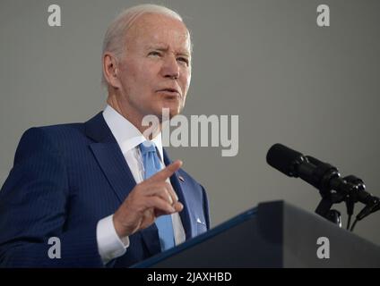 Washington, Usa. 01.. Juni 2022. Präsident Joe Biden spricht während einer Regierungswechsel-Zeremonie der US-Küstenwache als ADM. Karl L. Schultz wird durch ADM entlastet. Linda Fagan als Kommandantin der US-Küstenwache am Mittwoch, den 1. Juni 2022, im Hauptquartier der US-Küstenwache in Washington, DC. Foto von Bonnie Cash/Pool/Sipa USA Kredit: SIPA USA/Alamy Live News Stockfoto