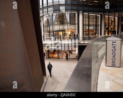 Broadgate Circle Shopping Mall auf dem Broadgate Estate London mit Uhren der Schweiz und Dune Stores im Hintergrund Stockfoto