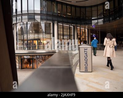 Broadgate Circle Shopping Mall auf dem Broadgate Estate London mit Uhren der Schweiz und Dune Stores im Hintergrund Stockfoto