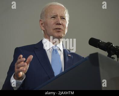 Washington, Usa. 01.. Juni 2022. Präsident Joe Biden spricht während einer Regierungswechsel-Zeremonie der US-Küstenwache als ADM. Karl L. Schultz wird durch ADM entlastet. Linda Fagan als Kommandantin der US-Küstenwache am Mittwoch, den 1. Juni 2022, im Hauptquartier der US-Küstenwache in Washington, DC. Foto von Bonnie Cash/UPI Credit: UPI/Alamy Live News Stockfoto