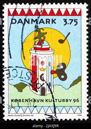 DÄNEMARK - UM 1996: Eine in Dänemark gedruckte Briefmarke zeigt den Round Tower als Music Box, kartoähnliche Ansichten von Kopenhagen, um 1996 Stockfoto