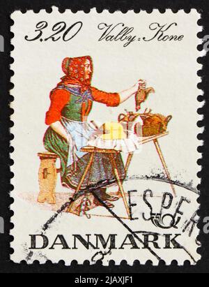 DÄNEMARK - UM 1989: Eine in Dänemark gedruckte Briefmarke zeigt eine Frau aus Valby, Nordische Kooperation, um 1989 Stockfoto