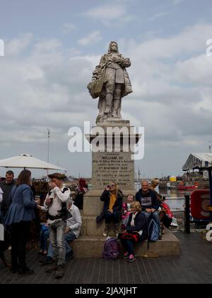 Die Statue auf dem Kai des Prinzen Wilhelm von Oranien, der im November 1688 während der glorreichen Revolution in Brixham landete. Seine erfolgreichen Invas Stockfoto