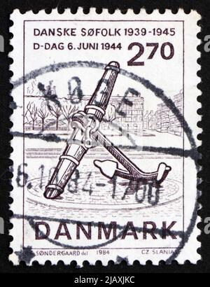 DÄNEMARK - UM 1984: Eine in Dänemark gedruckte Marke zeigt D Day, 40. Anniversary, war Memorial, Kopenhagen, um 1984 Stockfoto