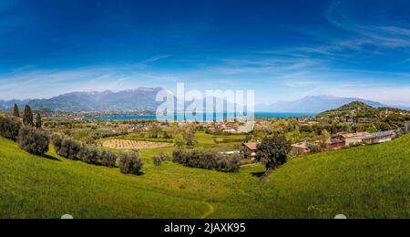 Panoramablick über den Gardasee, von Manerba aus gesehen, Italien Stockfoto