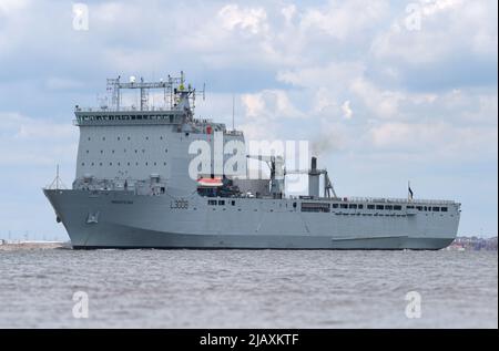 01/06/2022 Gravesend UK gigantisches Royal Fleet Hilfsschiff RFA Mounts Bay, das heute Nachmittag Gravesend passiert und auf dem Weg nach Greenwich ist. Der 176,6m ( Stockfoto