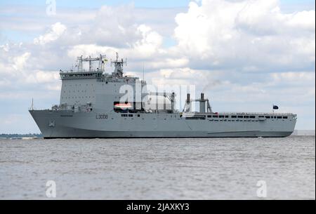 01/06/2022 Gravesend UK gigantisches Royal Fleet Hilfsschiff RFA Mounts Bay, das heute Nachmittag Gravesend passiert und auf dem Weg nach Greenwich ist. Der 176,6m ( Stockfoto