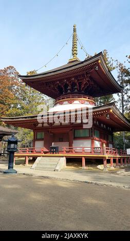 Um das Hauptquartier der Schule, das Kobo Daishi auf dem bewaldeten Berggipfel von Koyasan errichtete, hat sich eine kleine, abgeschiedene Tempelstadt entwickelt. Stockfoto