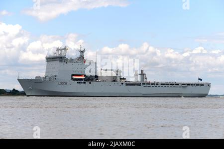 01/06/2022 Gravesend UK gigantisches Royal Fleet Hilfsschiff RFA Mounts Bay, das heute Nachmittag Gravesend passiert und auf dem Weg nach Greenwich ist. Der 176,6m ( Stockfoto