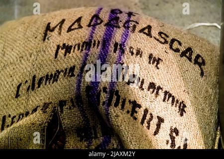 Ein Jutesack mit der Markierung „Madagascar“ kennzeichnet die Herkunft der Kakaobohnen in der Omnom-Schokoladenfabrik in Reykjavík, Island. Omnom bezieht seinen Kakao einseitig aus Ländern wie Madagaskar, Tansania und Nicaragua. Stockfoto