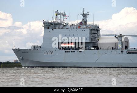 01/06/2022 Gravesend UK gigantisches Royal Fleet Hilfsschiff RFA Mounts Bay, das heute Nachmittag Gravesend passiert und auf dem Weg nach Greenwich ist. Der 176,6m ( Stockfoto