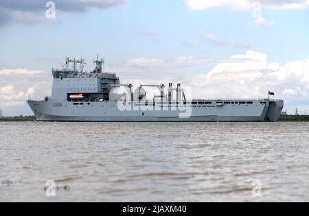 01/06/2022 Gravesend UK gigantisches Royal Fleet Hilfsschiff RFA Mounts Bay, das heute Nachmittag Gravesend passiert und auf dem Weg nach Greenwich ist. Der 176,6m ( Stockfoto