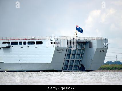 01/06/2022 Gravesend UK gigantisches Royal Fleet Hilfsschiff RFA Mounts Bay, das heute Nachmittag Gravesend passiert und auf dem Weg nach Greenwich ist. Der 176,6m ( Stockfoto