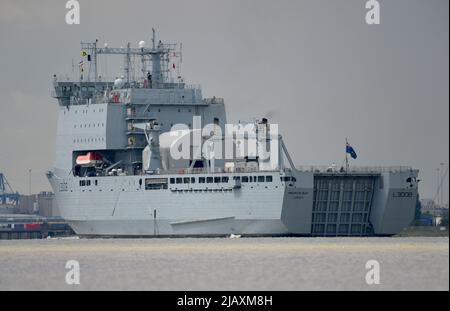 01/06/2022 Gravesend UK gigantisches Royal Fleet Hilfsschiff RFA Mounts Bay, das heute Nachmittag Gravesend passiert und auf dem Weg nach Greenwich ist. Der 176,6m ( Stockfoto