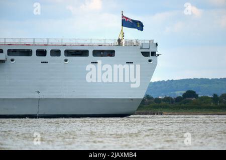 01/06/2022 Gravesend UK gigantisches Royal Fleet Hilfsschiff RFA Mounts Bay, das heute Nachmittag Gravesend passiert und auf dem Weg nach Greenwich ist. Der 176,6m ( Stockfoto