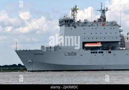 01/06/2022 Gravesend UK gigantisches Royal Fleet Hilfsschiff RFA Mounts Bay, das heute Nachmittag Gravesend passiert und auf dem Weg nach Greenwich ist. Der 176,6m ( Stockfoto